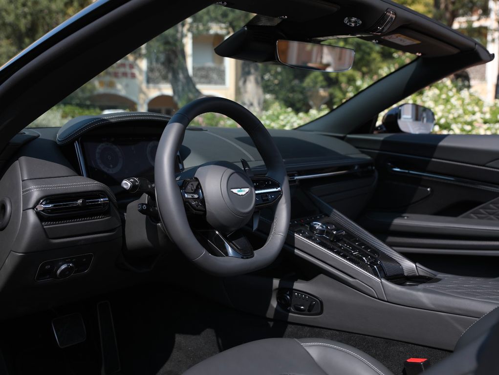 Aston Martin DB12 2025