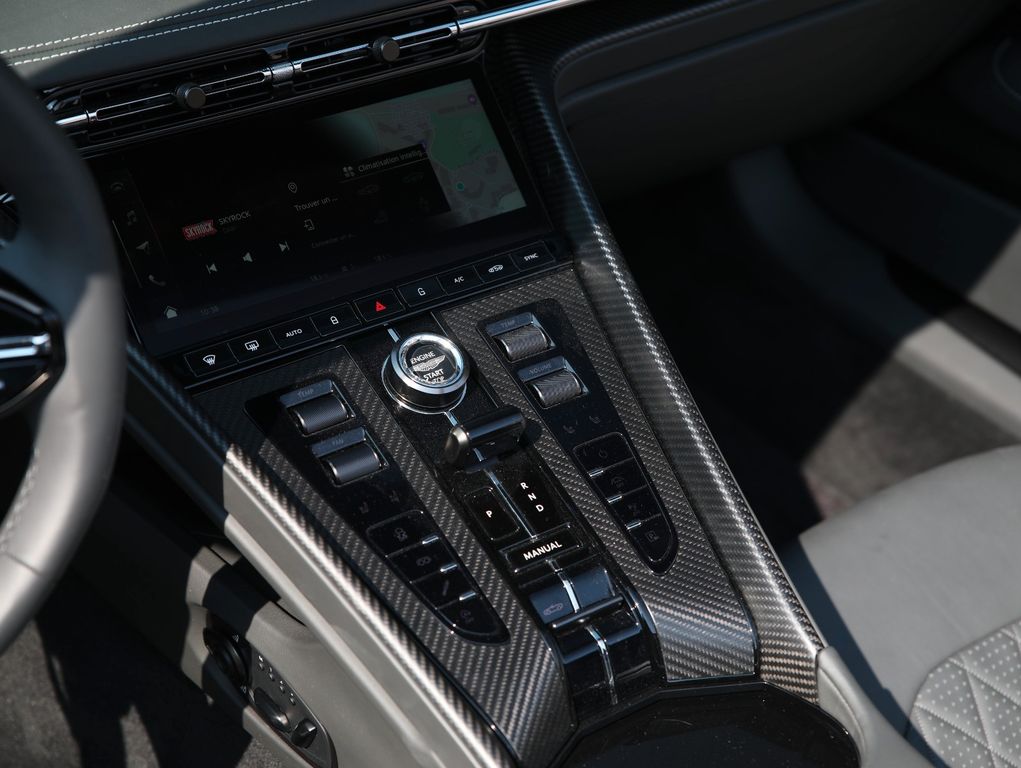 Aston Martin DB12 2025