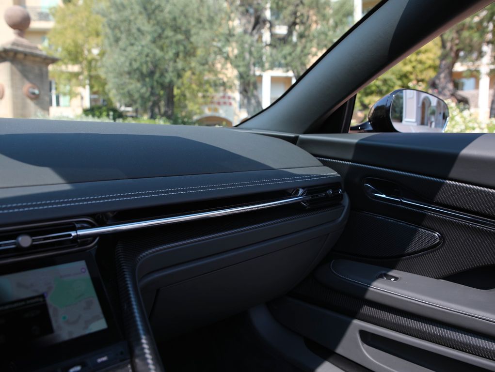 Aston Martin DB12 2025