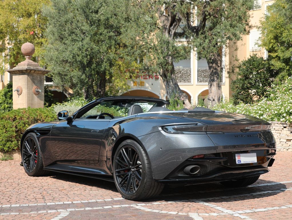 Aston Martin DB12 2025