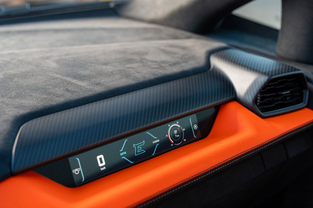 Lamborghini Revuelto 2025