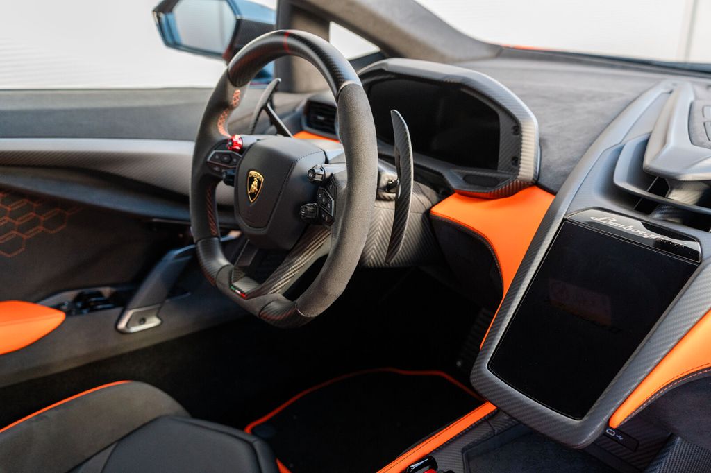 Lamborghini Revuelto 2025