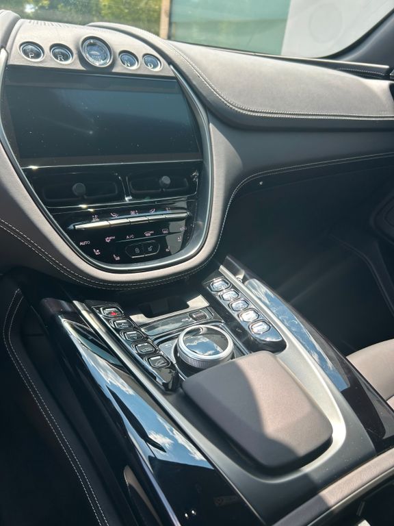 Aston Martin DBX 2025
