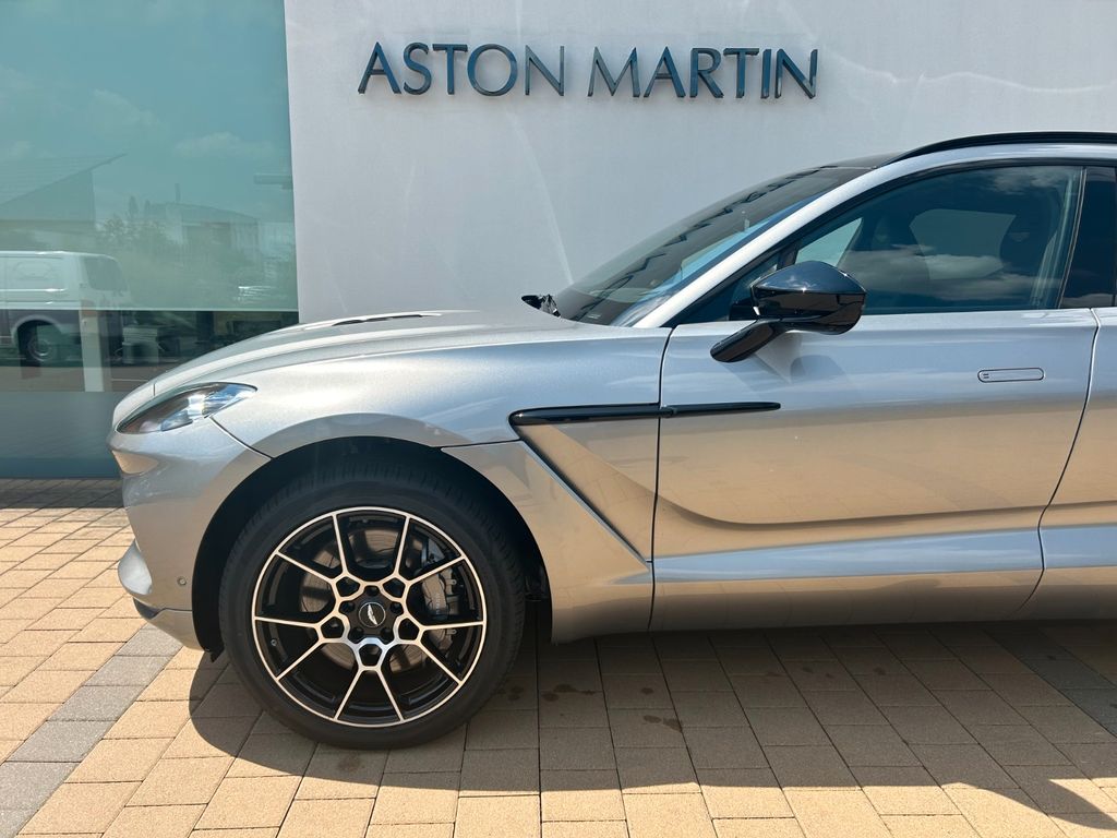 Aston Martin DBX 2025