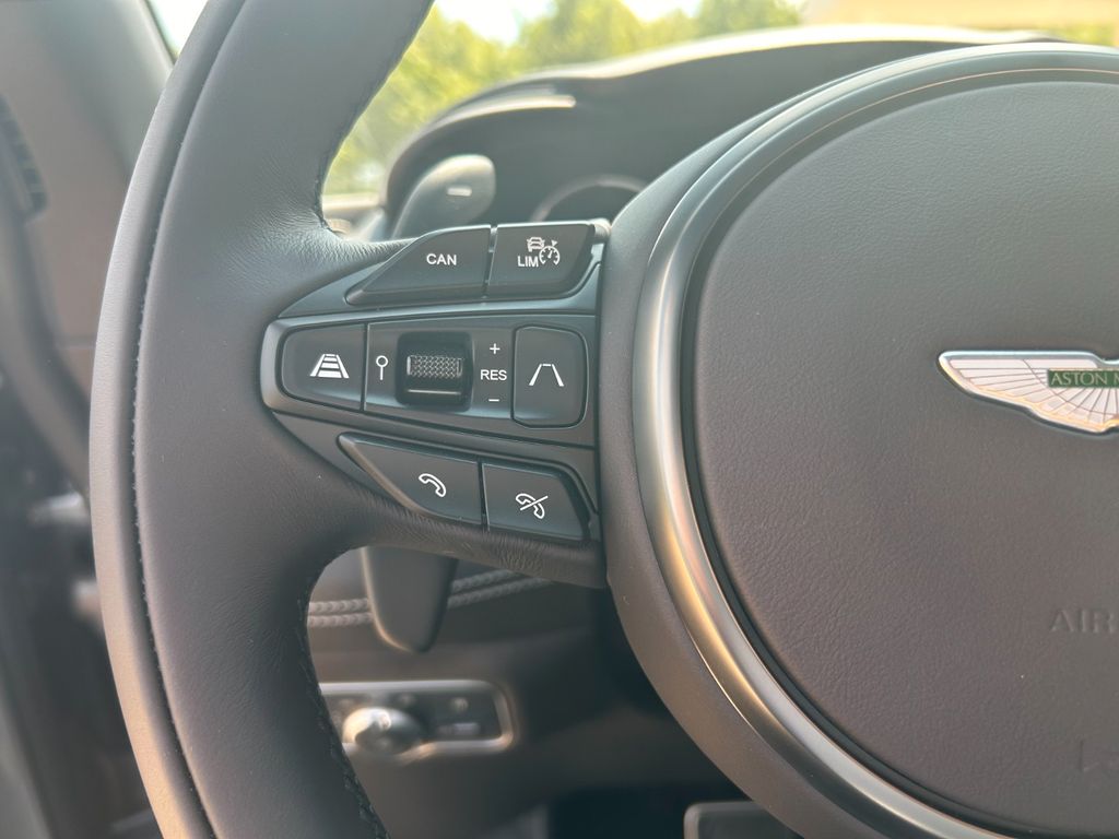 Aston Martin DBX 2025
