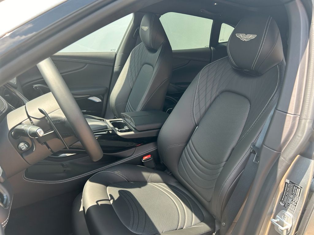 Aston Martin DBX 2025