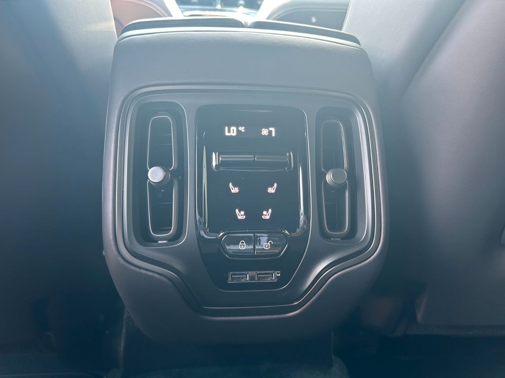 Aston Martin DBX 2025