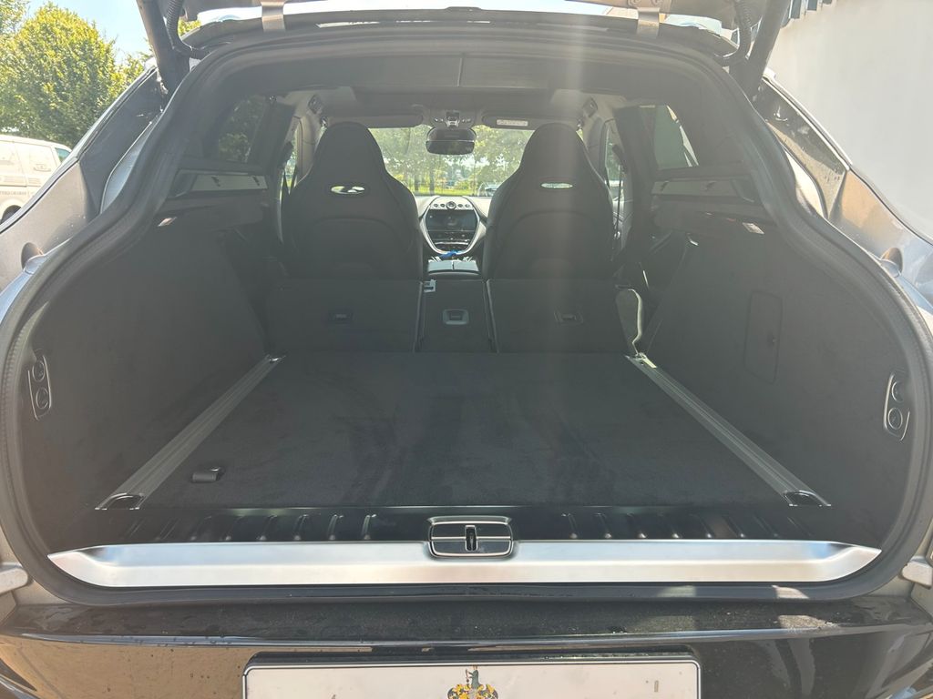 Aston Martin DBX 2025