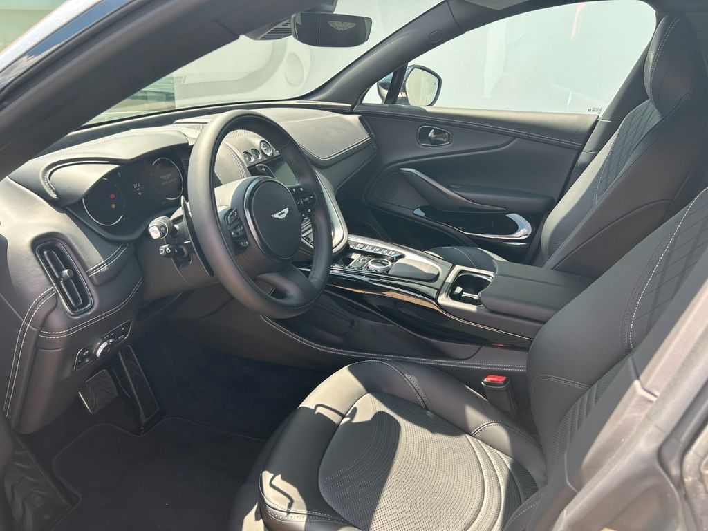 Aston Martin DBX 2025