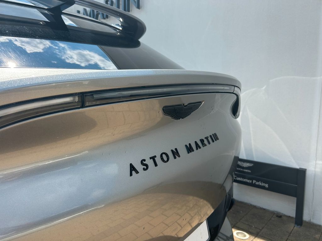 Aston Martin DBX 2025