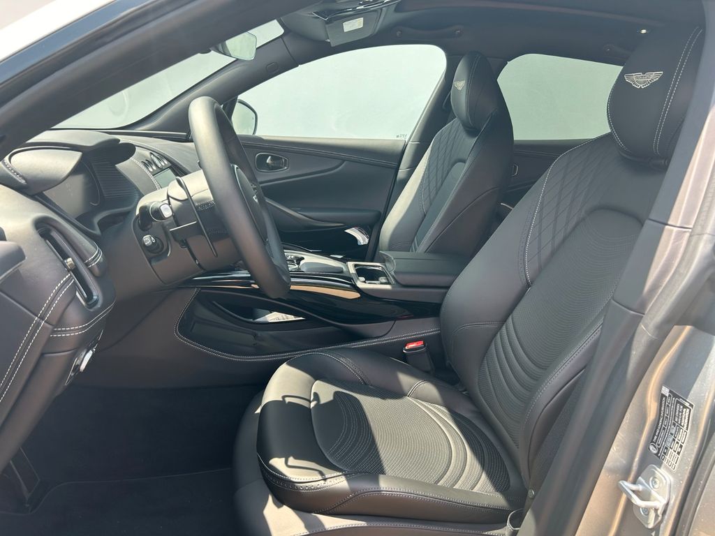 Aston Martin DBX 2025
