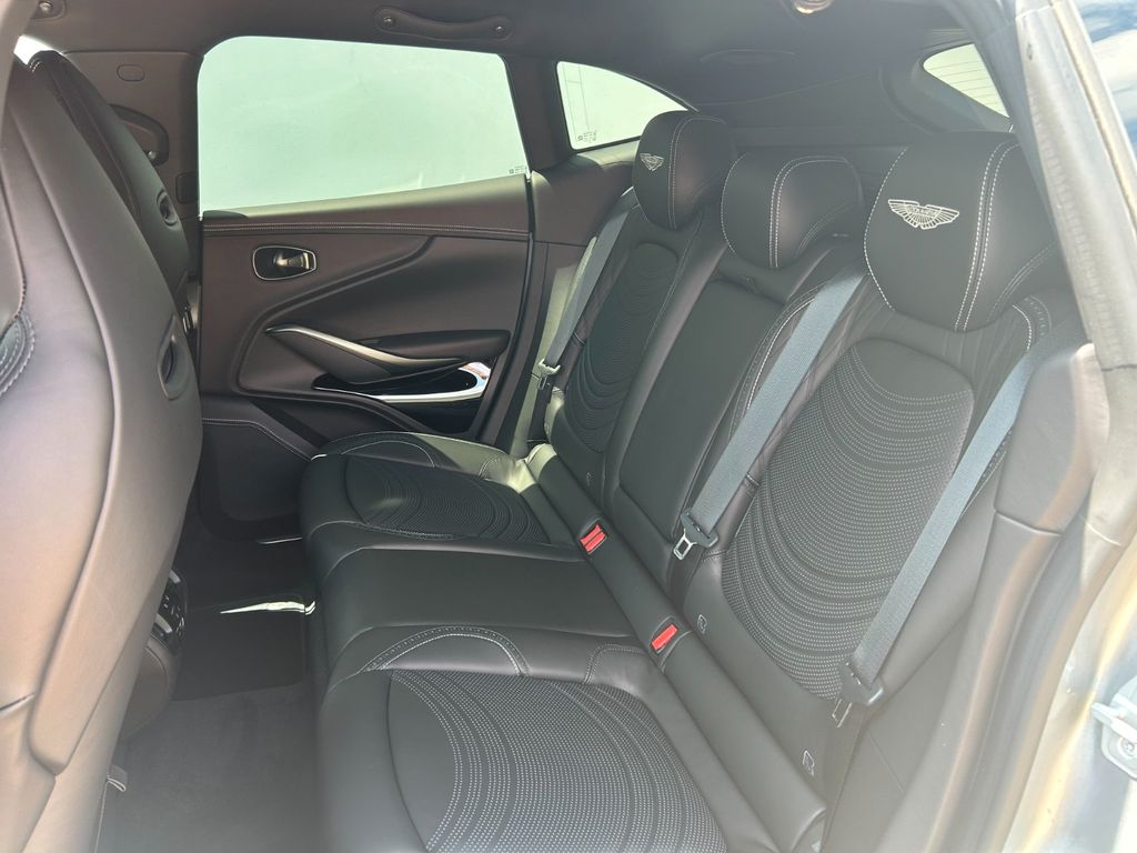 Aston Martin DBX 2025