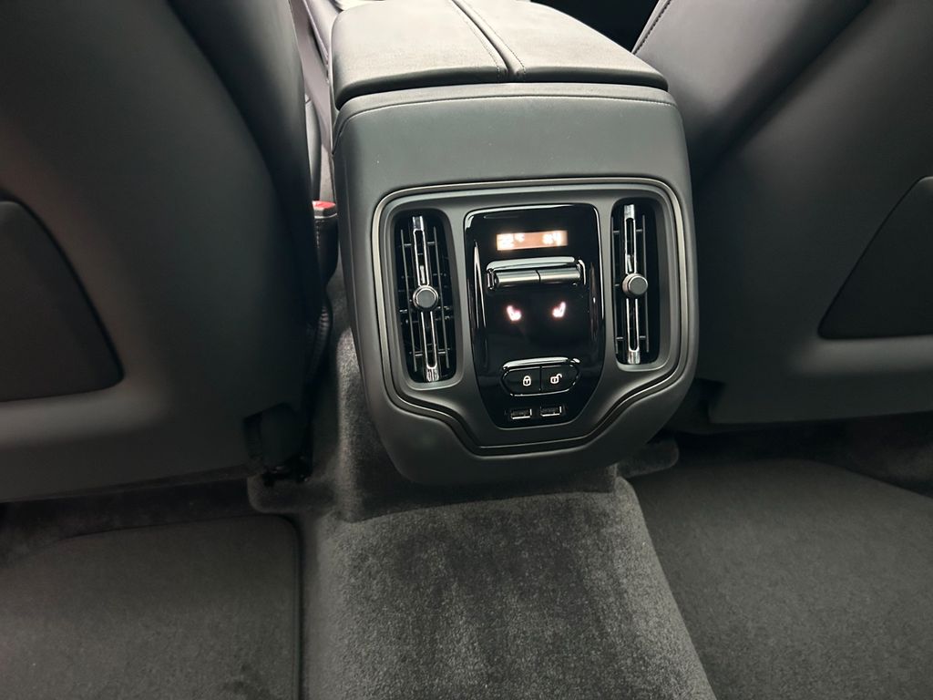 Aston Martin DBX 2025