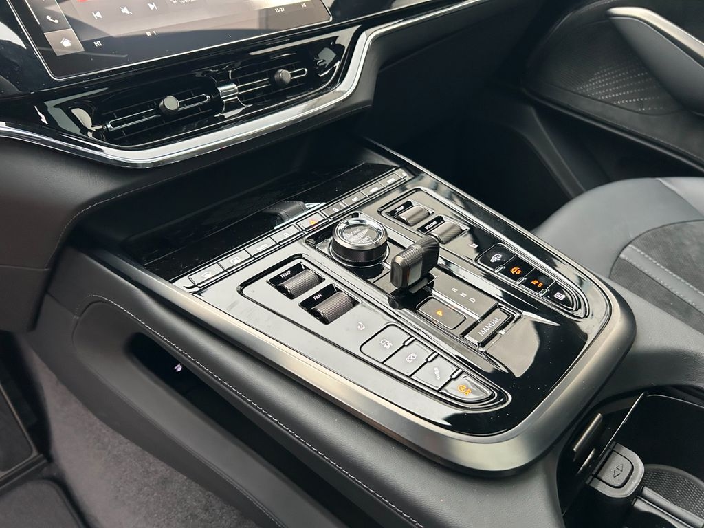 Aston Martin DBX 2025