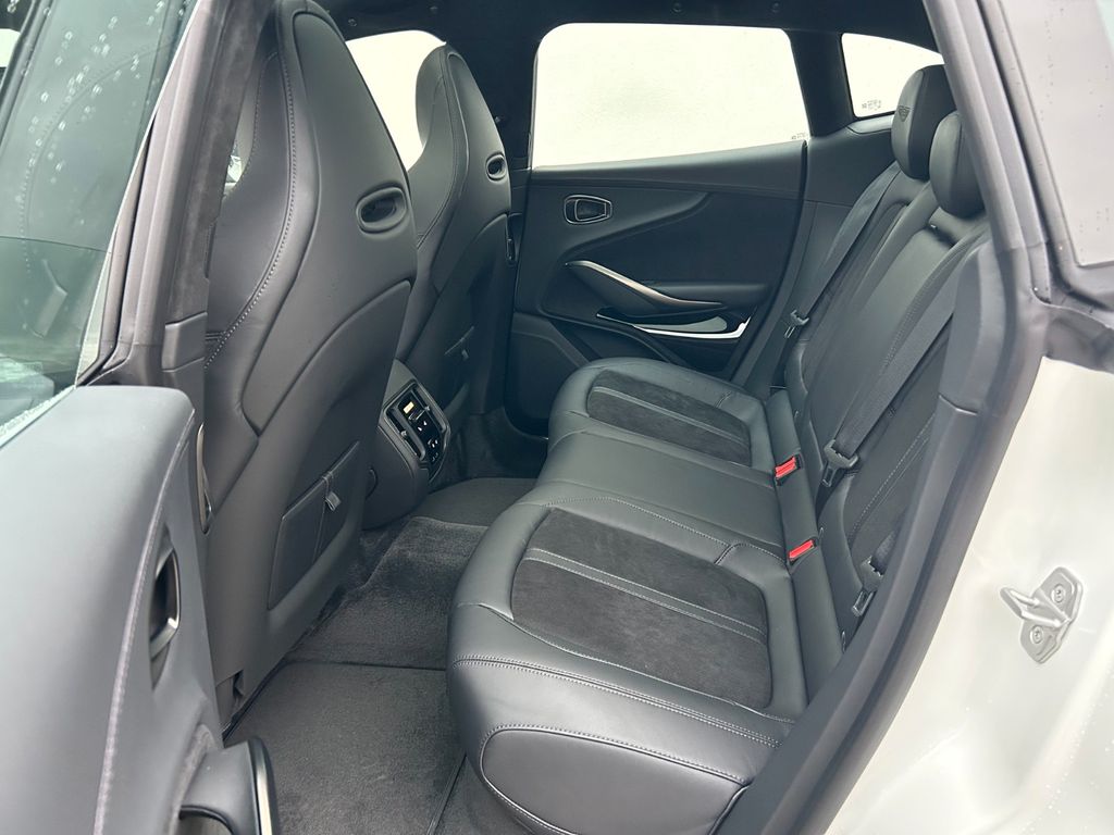 Aston Martin DBX 2025