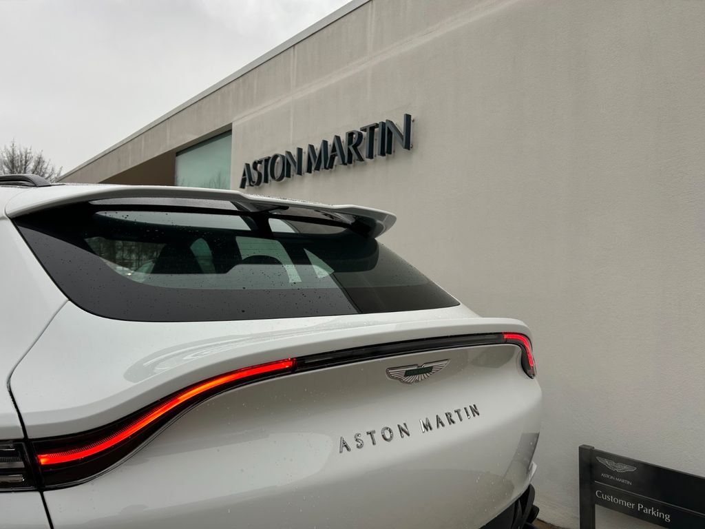 Aston Martin DBX 2025