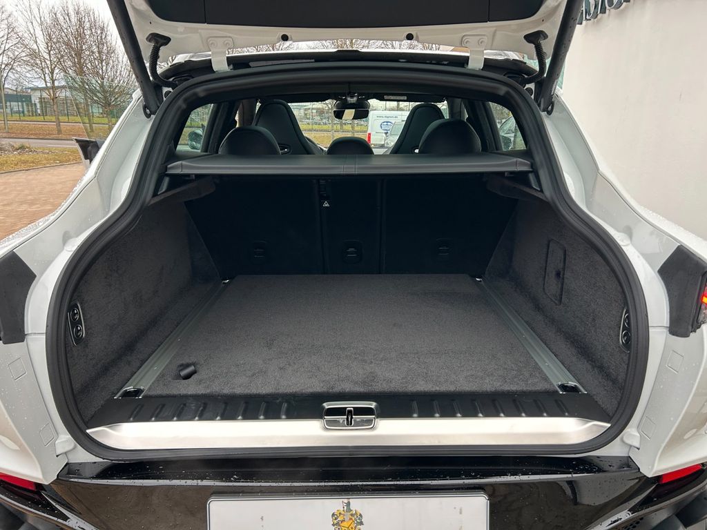 Aston Martin DBX 2025