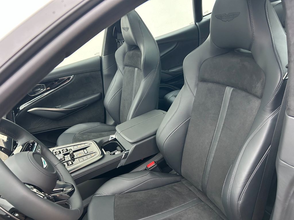 Aston Martin DBX 2025