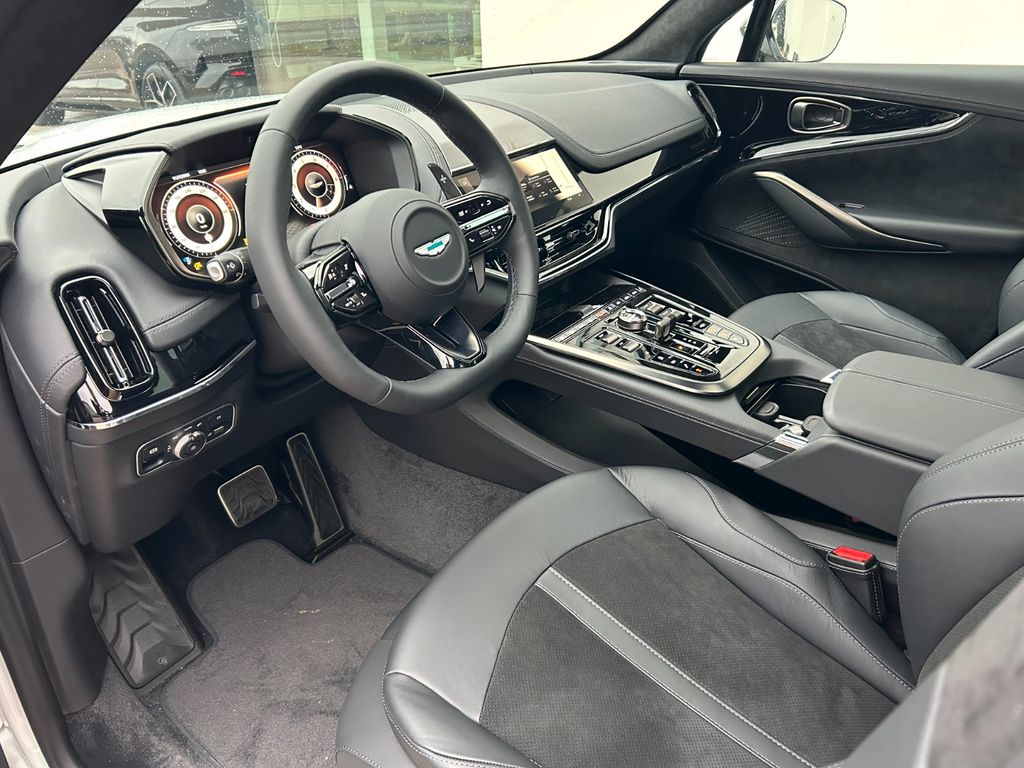 Aston Martin DBX 2025
