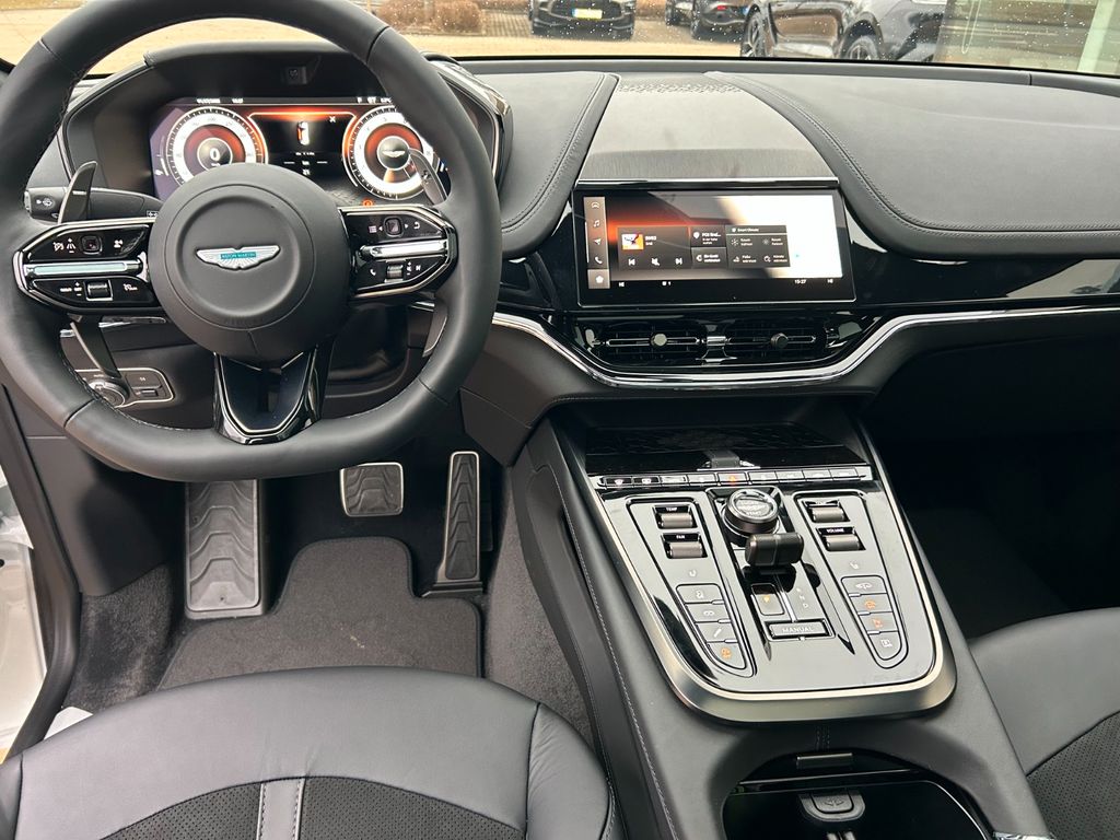 Aston Martin DBX 2025