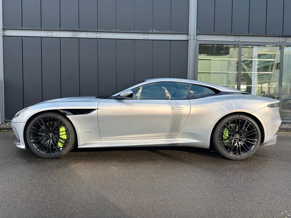 Aston Martin DBS 2021
