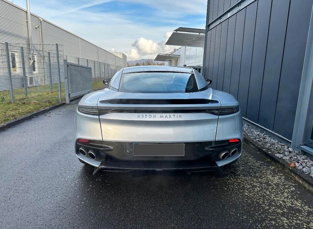 Aston Martin DBS 2021