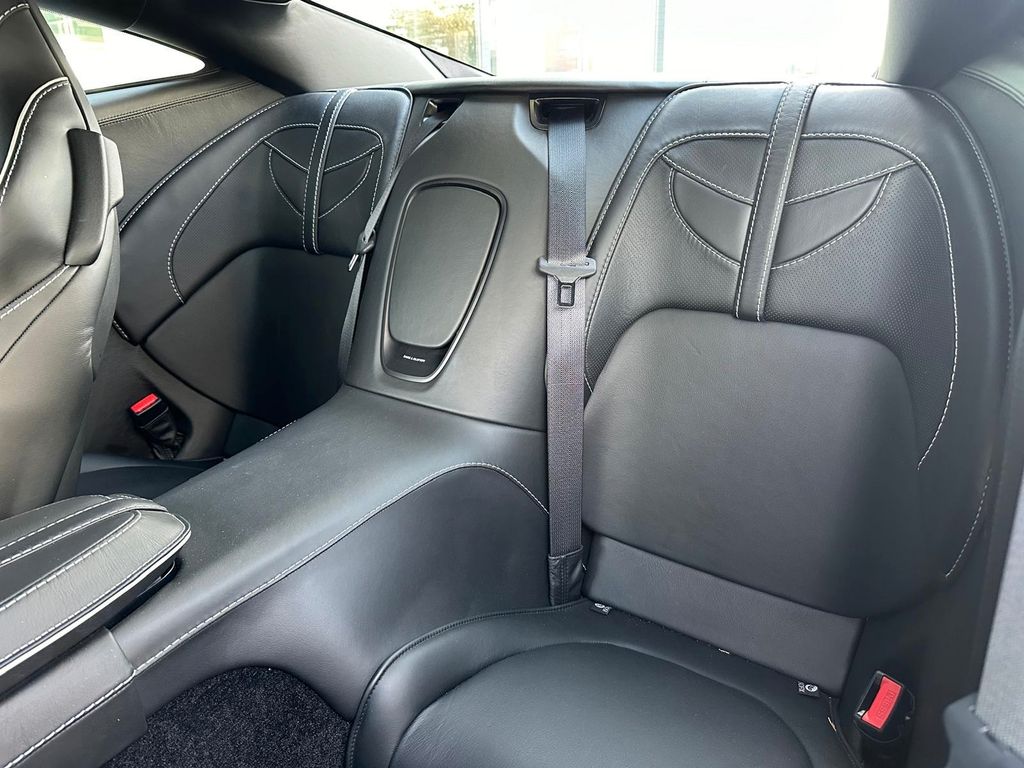 Aston Martin DBS 2021