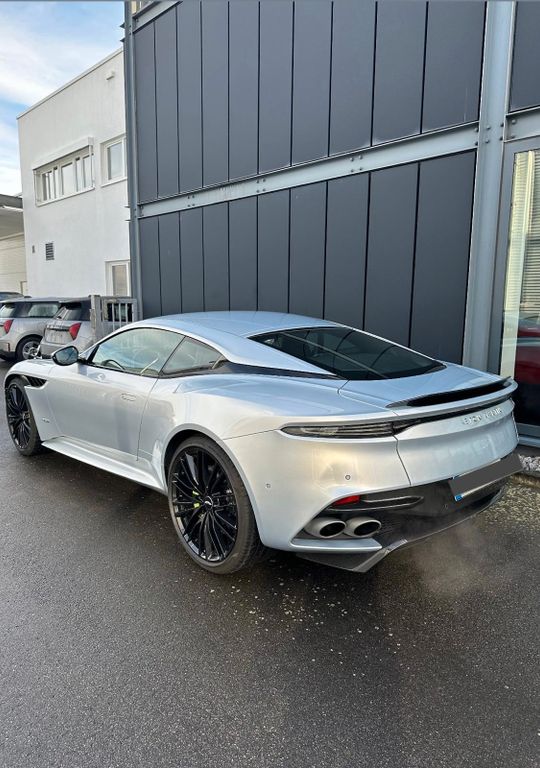 Aston Martin DBS 2021