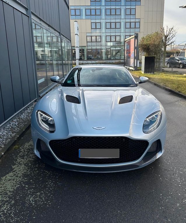 Aston Martin DBS 2021