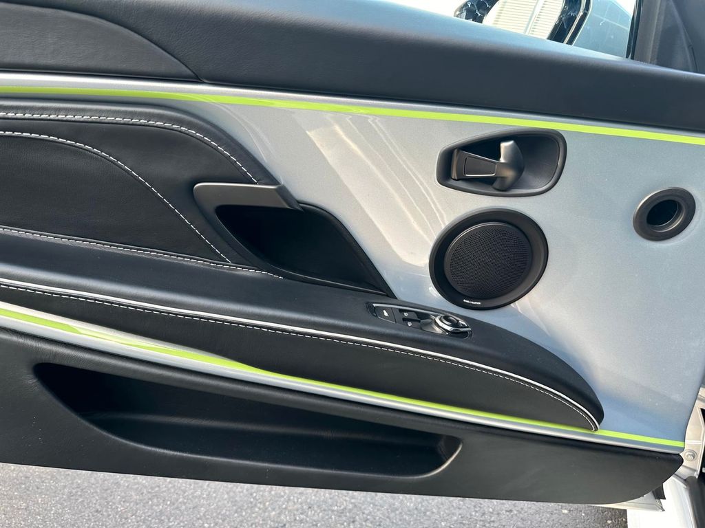 Aston Martin DBS 2021