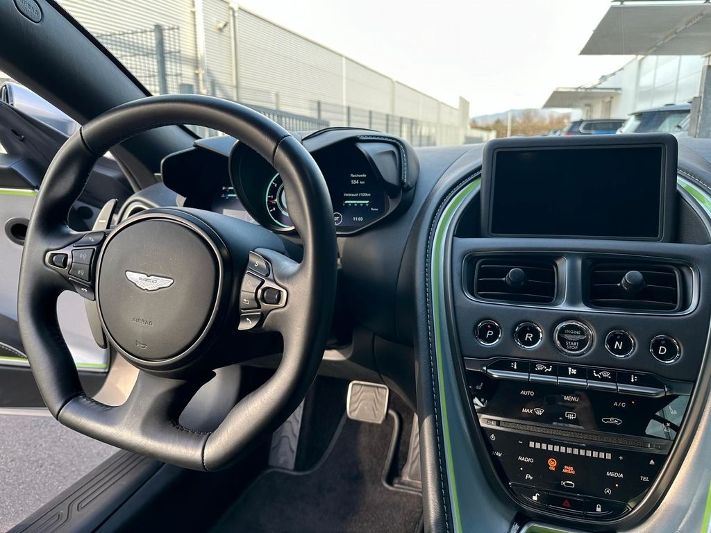 Aston Martin DBS 2021