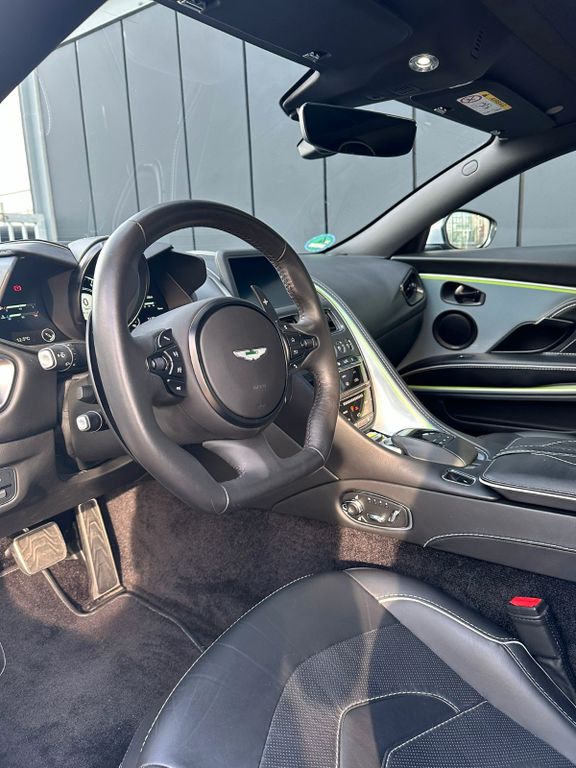 Aston Martin DBS 2021