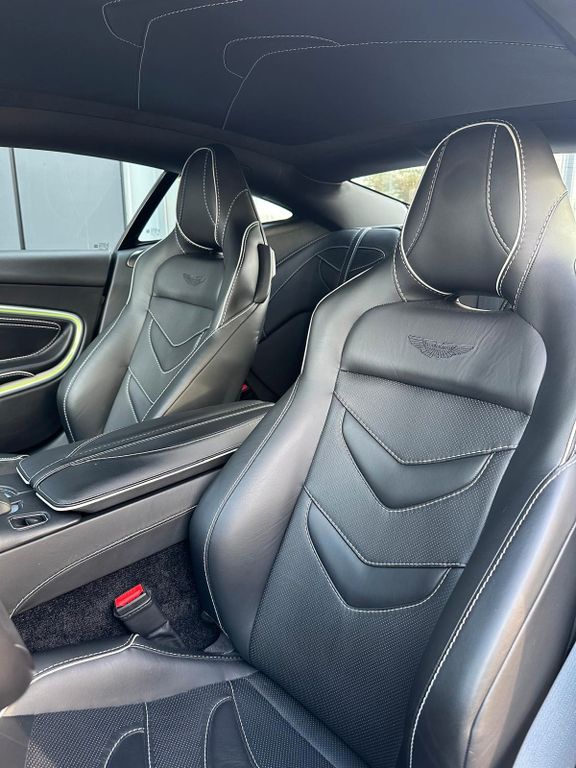 Aston Martin DBS 2021