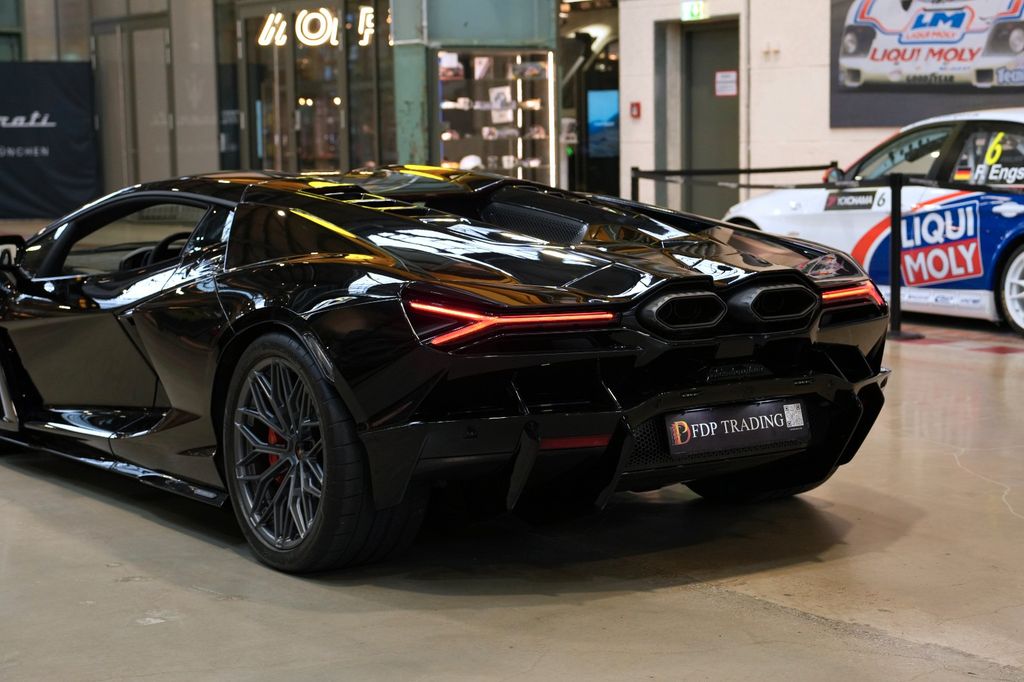 Lamborghini Revuelto