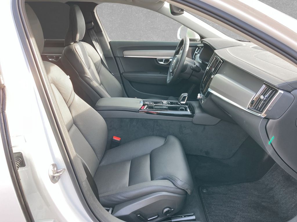 Volvo V90 2025