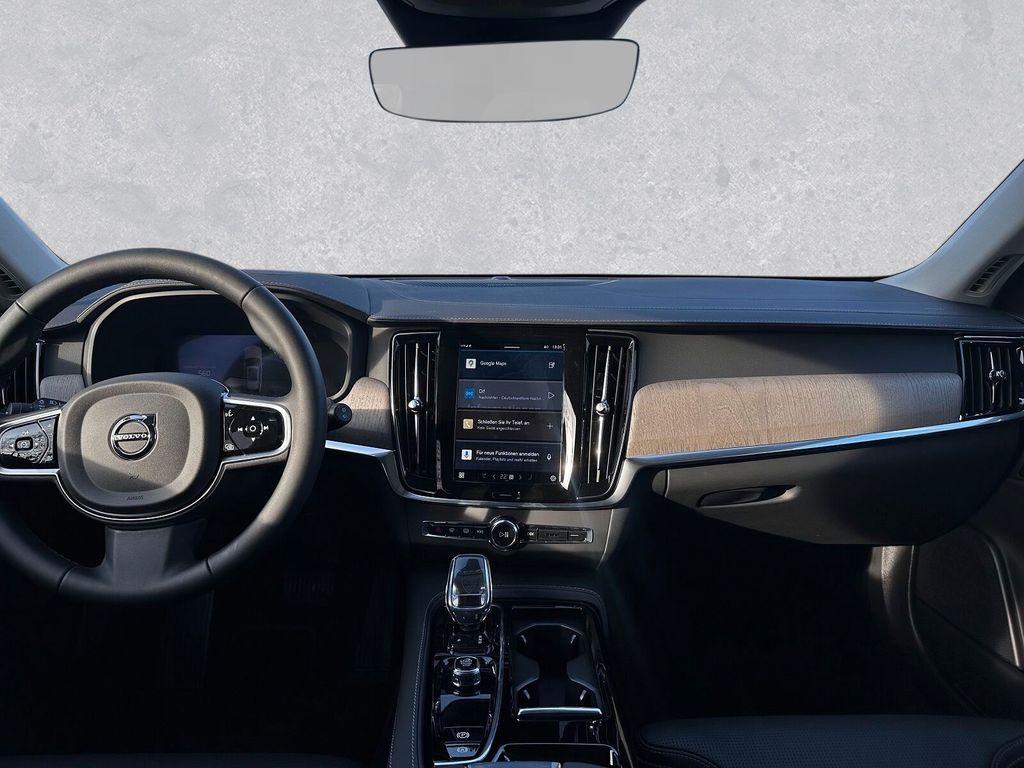 Volvo V90 2025