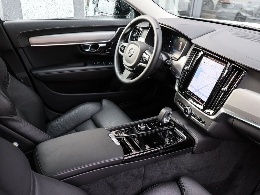 Volvo V90 2025