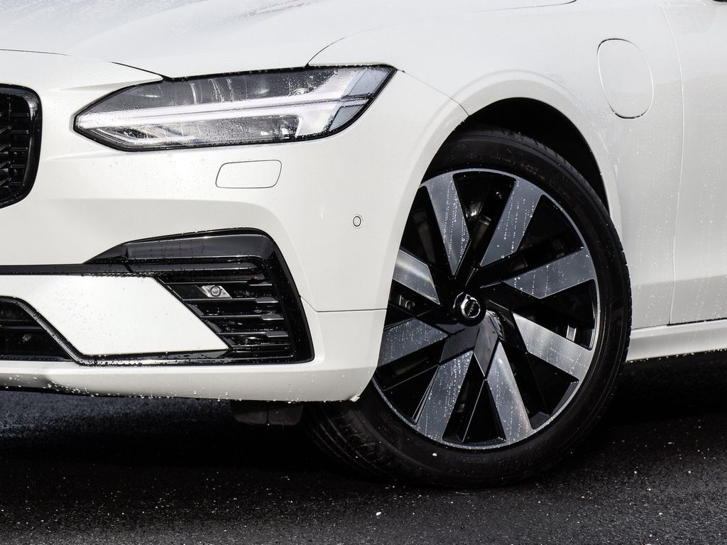 Volvo V90 2025