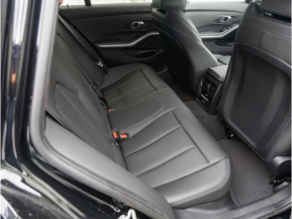 BMW 318 2024