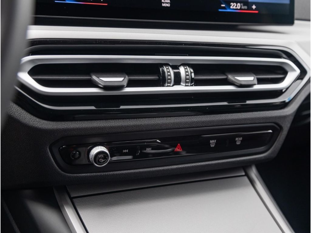 BMW 318 2024