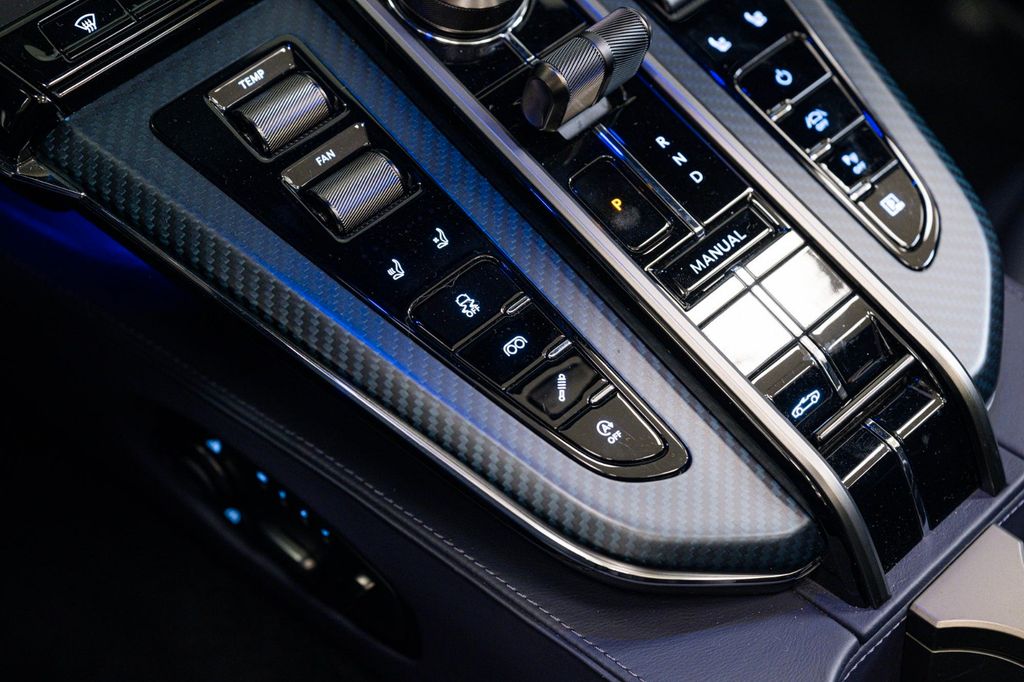 Aston Martin V8 Vantage 2025