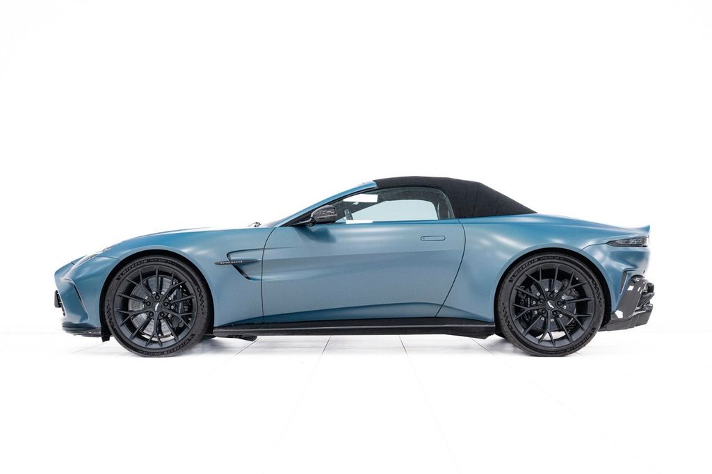 Aston Martin V8 Vantage 2025