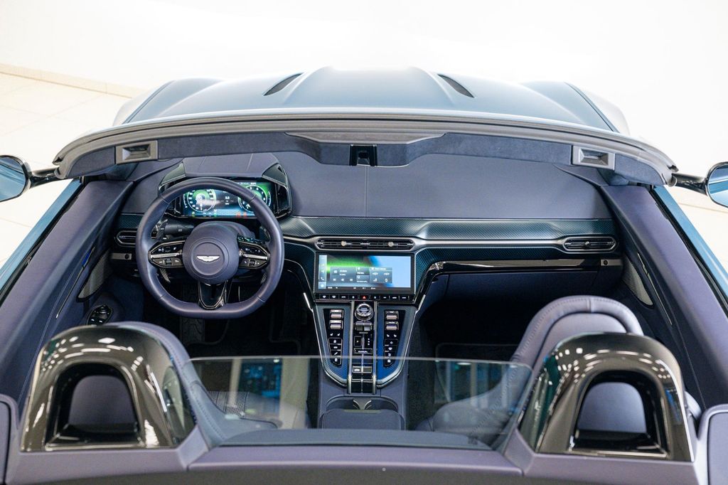 Aston Martin V8 Vantage 2025