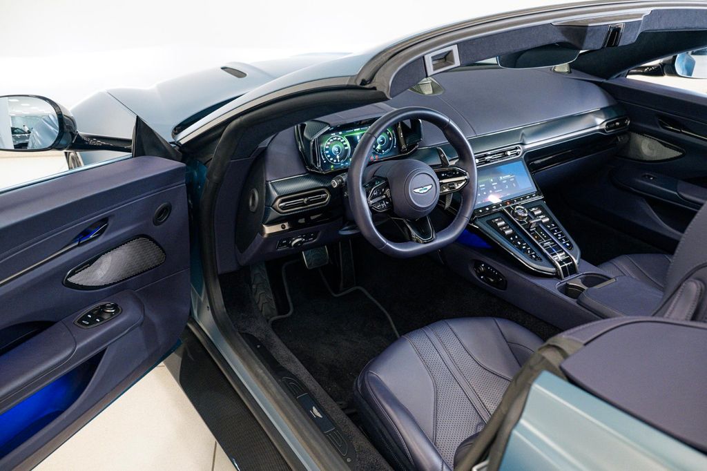 Aston Martin V8 Vantage 2025