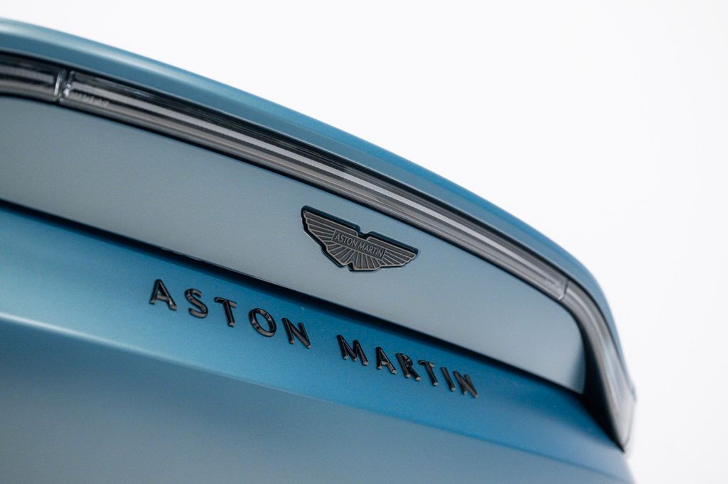 Aston Martin V8 Vantage 2025