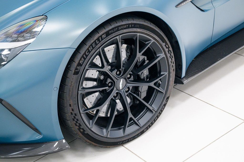 Aston Martin V8 Vantage 2025