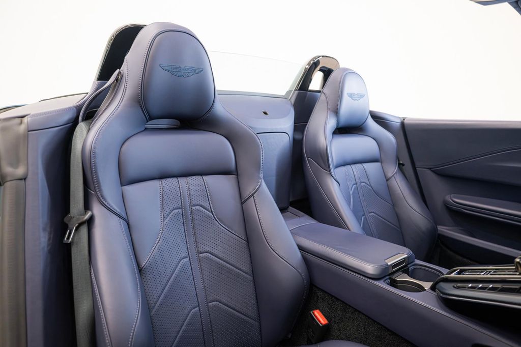 Aston Martin V8 Vantage 2025