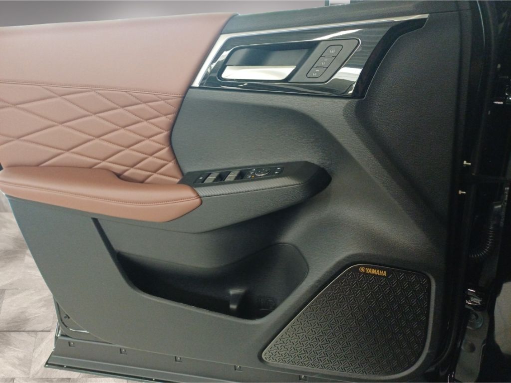 Mitsubishi Plug-in Hybrid Outlander 2025