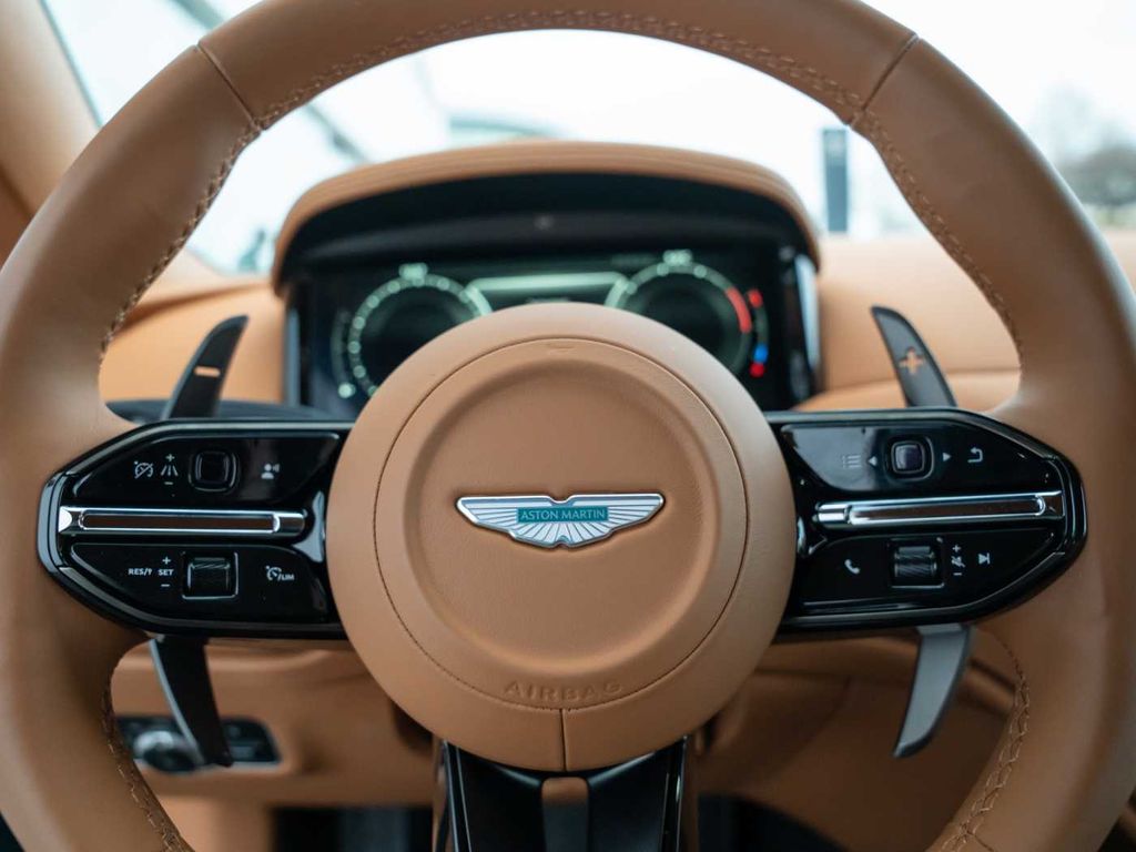 Aston Martin DB12 2024