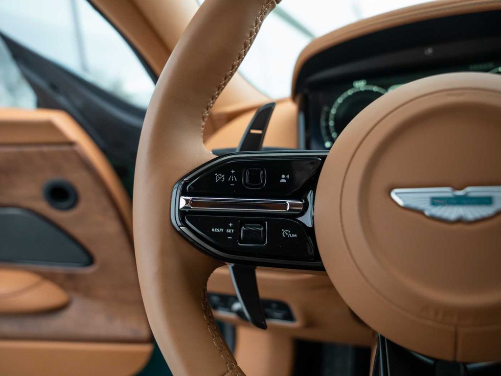 Aston Martin DB12 2024